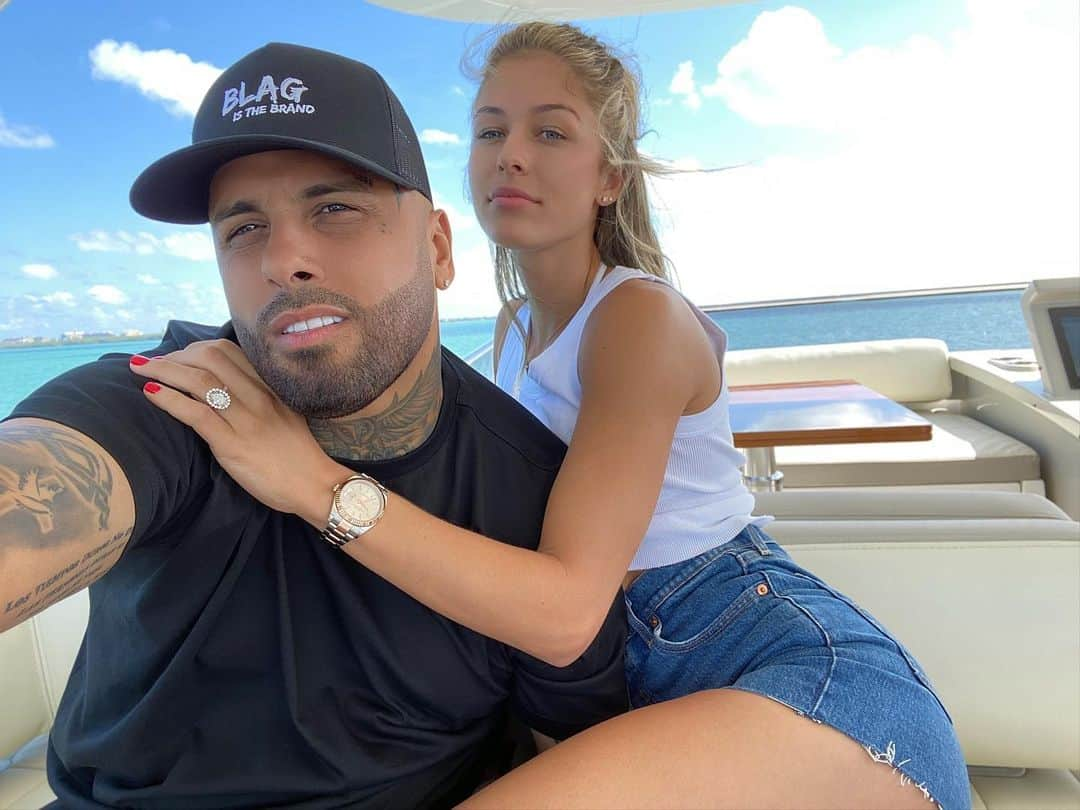 NICKY JAMさんのインスタグラム写真 - (NICKY JAMInstagram)「Aquí celebrando 🥳 el cumpleaños con la baby @cydrrose  Aislado.  Playita virus  Tamo en isla miento distancia social mi gente」3月18日 4時38分 - nickyjam