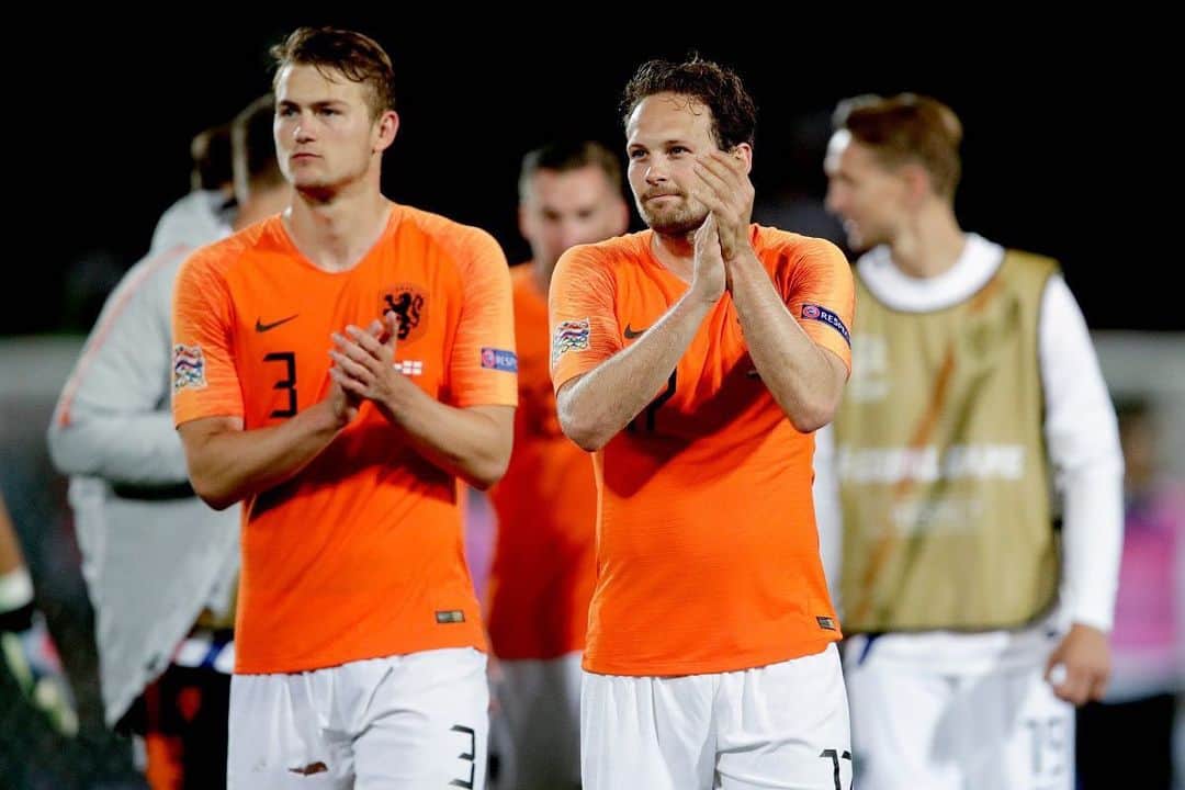 デイリー・ブリントのインスタグラム：「Today we got the news that the @euro2020 moves to 2021, something we can put on hold now and look forward to! Much more important that today we showed that we are united and supporting our medics, nurses, teachers, emergency services and everyone else who helps and does a great job during this difficult period! 👏🏻👏🏻👏🏻」
