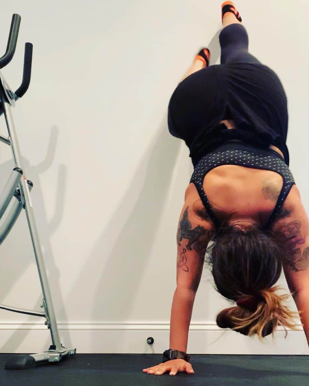 ニコール・ ポリッツィのインスタグラム：「Quarantine Workouts 👊🏽💪🏽 #FitMawma」