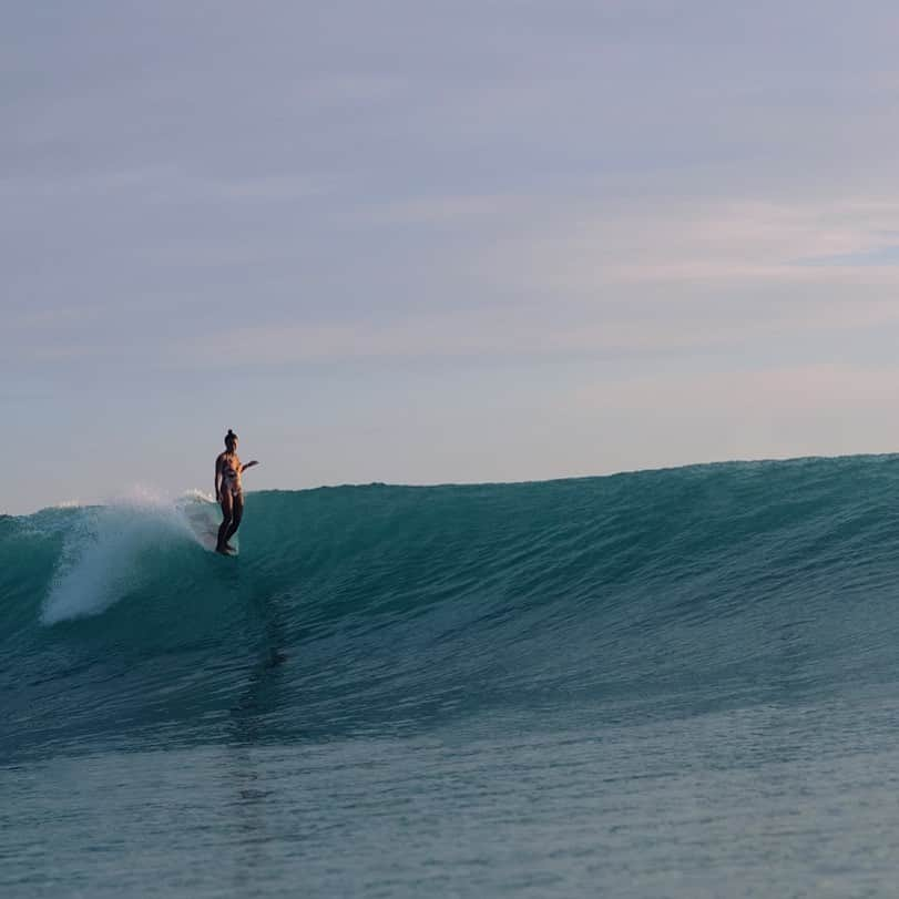 ケリア・モニーツさんのインスタグラム写真 - (ケリア・モニーツInstagram)「Whatttt would you do to surf a wave with NO one around besides 4 of your besties? A cute easy wave, warm water, and @ryanheywood taking your pic. Since we’re all (or should be) quarantined Let’s just have some fun here , GO! Cause there’s a lot I would doooo 🦋 pc: @ryanheywood @roxy」3月18日 5時26分 - keliamoniz