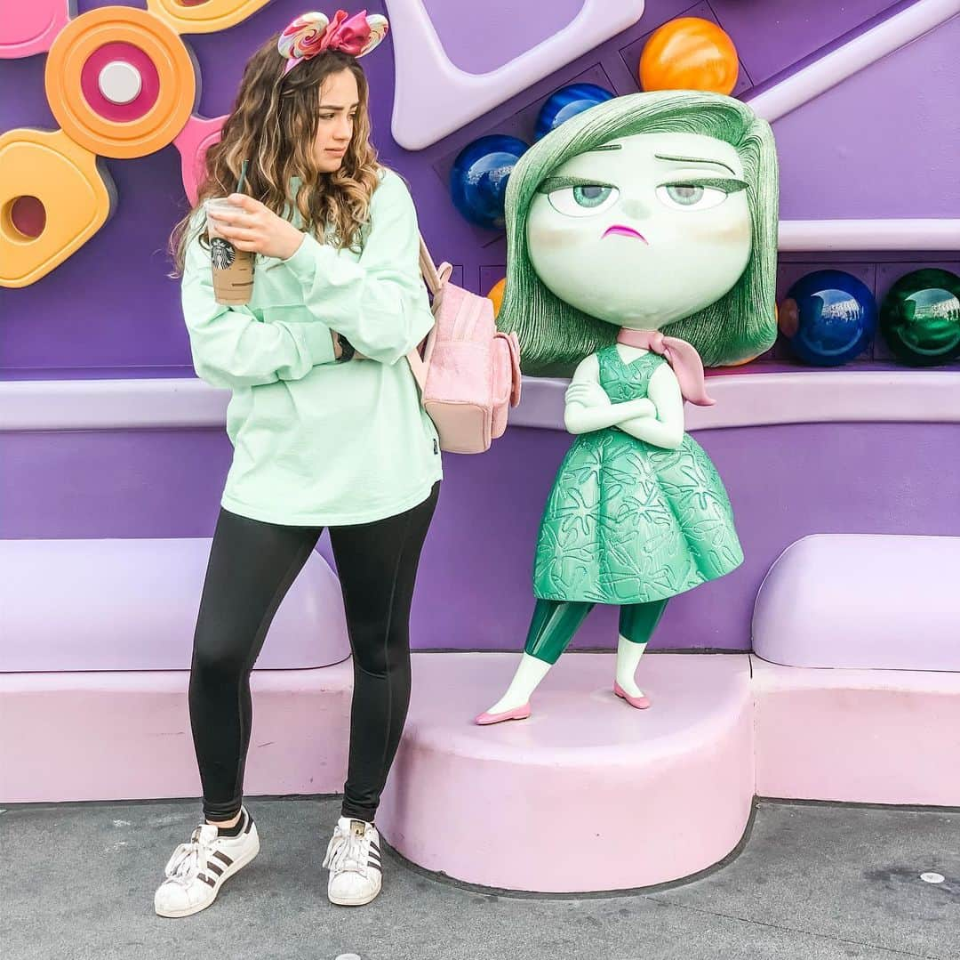 メアリー・モーサのインスタグラム：「💚 this photo fits two criteria today:  1) green - HAPPY ST. PATRICKS DAY 2) pictured w/ Disgust - these are crazy times and I don’t want to touch any surfaces or be outside! {Oh and 3) I’m missing Disneyland too too much already 💔 EDIT: OMG THESE PICS ARE NOT FROM TODAY - I DID NOT REALIZE THAT WAS UNCLEAR. IM CURRENTLY IN MY BED CHILLIN!}」