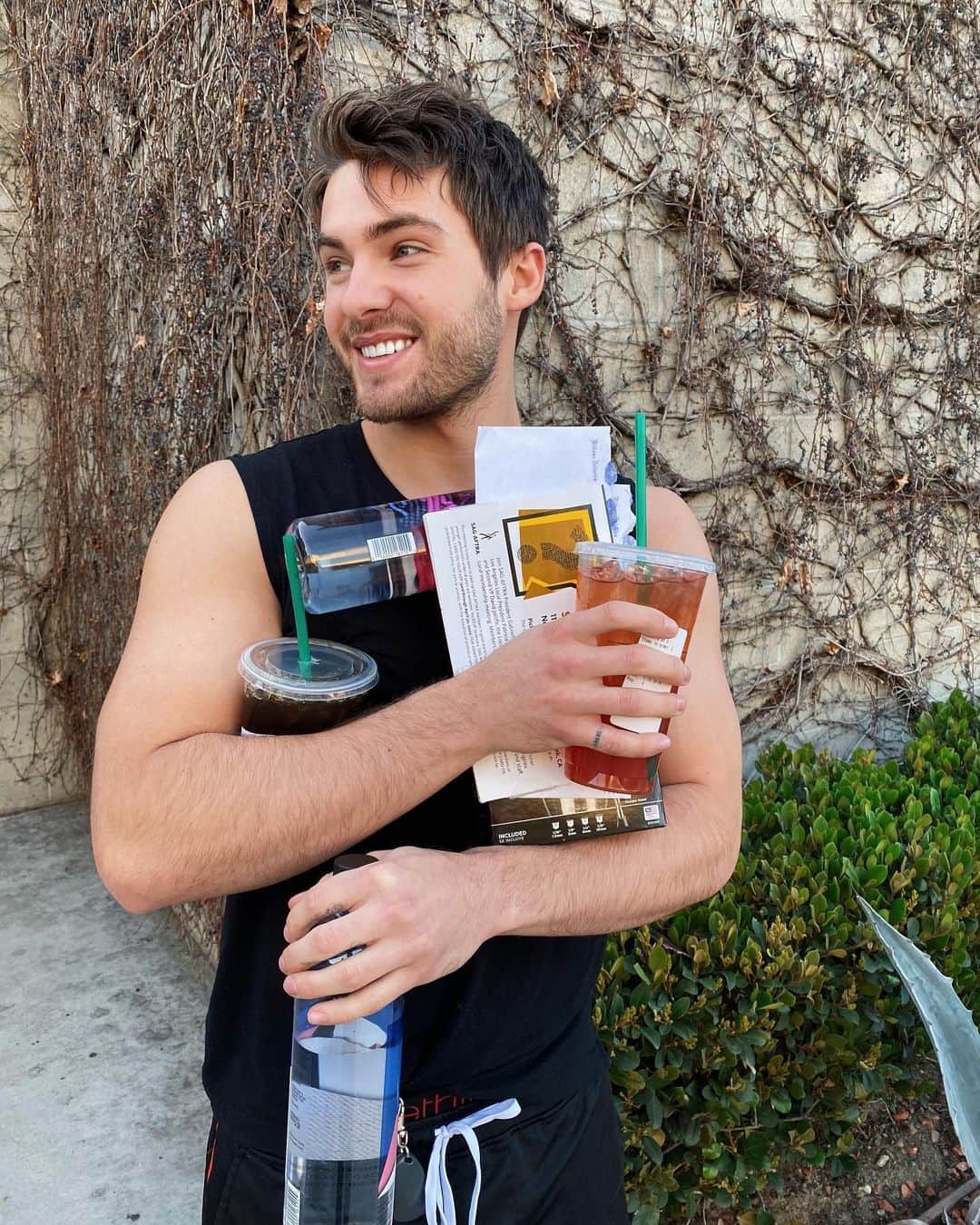 コディ・クリスチャンのインスタグラム：「Scurrying back inside cuz.. quarantine and all that. For real for real. Be safe. Be smart. We’re all gonna get through this. ALSO SCURRYING BACK INSIDE CAUSE @cwallamerican SEASON 2 IS ON NETFLIX」