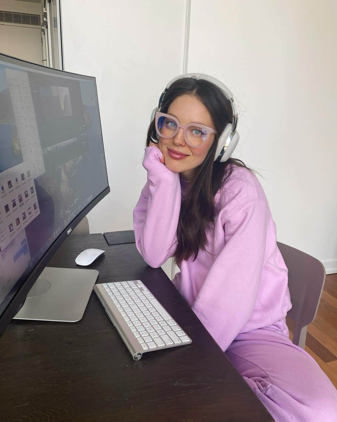 エミリー・DiDonatoのインスタグラム：「Welcome to my my editing station. 🎥 I spend a lot of time in front of this (massive) screen planning and editing content and I really enjoy it. I’ll be here until further notice if you need me. 😉 ✌🏻 What are you guys doing to keep busy during this time?」