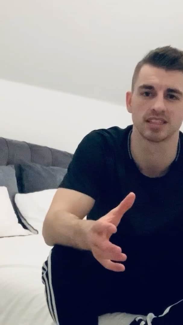 マックス・ウィットロックのインスタグラム：「Obviously gutted all the national gymnastics comps and European comps are cancelled but health and safety first is paramount!  However we are still training hard for the Olympics! I will be bringing my pommel horse home to the garage just in case the gym is shut down... stay safe everyone 😊」