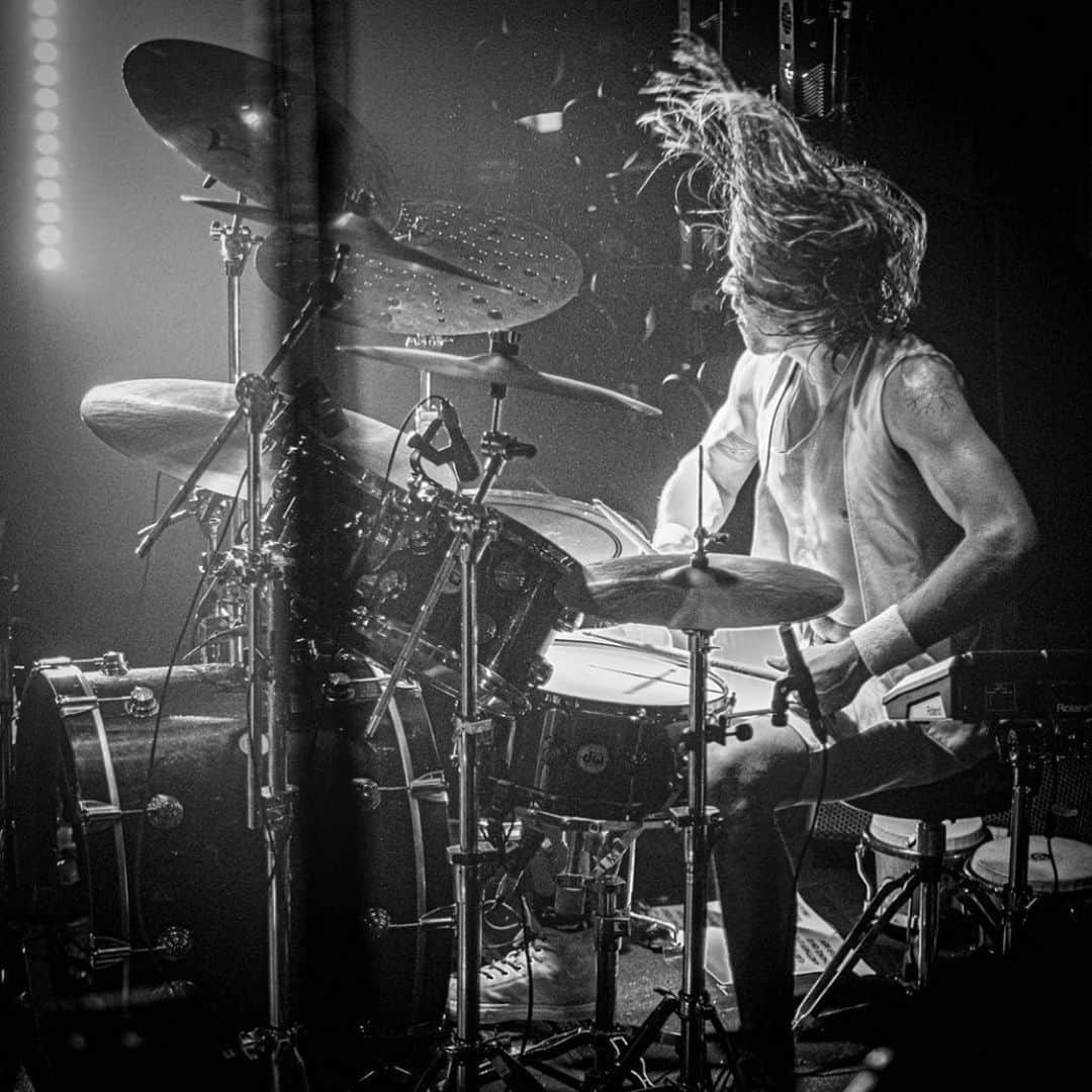 ルーファス・テイラーのインスタグラム：「Shortest Aus/NZ tour ever! Arrived back home today after 4 shows. Sorry guys, we’ll be back. #thedarkness 📸 - @mckaysenberg」