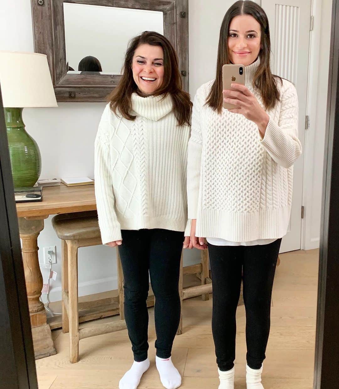 リア・ミシェルのインスタグラム：「Day 6 of self-quarantine and me and my mom have already turned into the same person.」