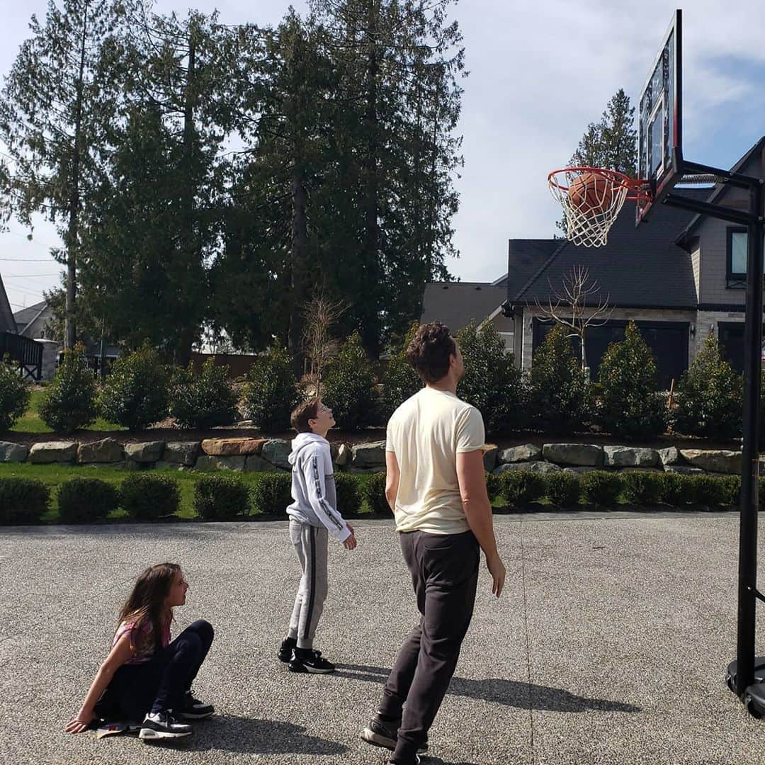 ジェイコブ・トレンブレイさんのインスタグラム写真 - (ジェイコブ・トレンブレイInstagram)「Day 5 family quarantine: driveway basketball aka father enforced NPFT* *(No Phone Family Time)」3月18日 5時55分 - jacobtremblay