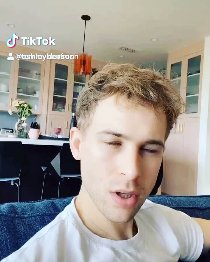 アシュレイ・ベンソンのインスタグラム：「T E A」
