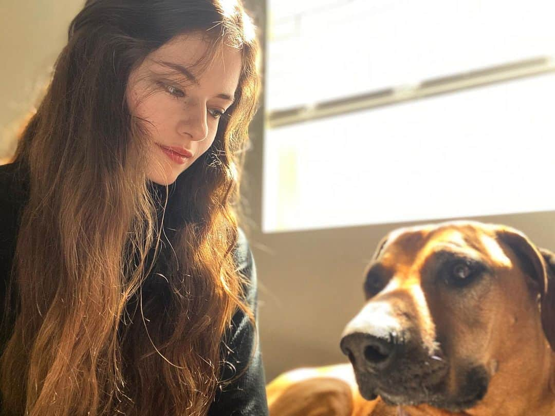 マッケンジー・フォイのインスタグラム：「☀️☺️🐶」