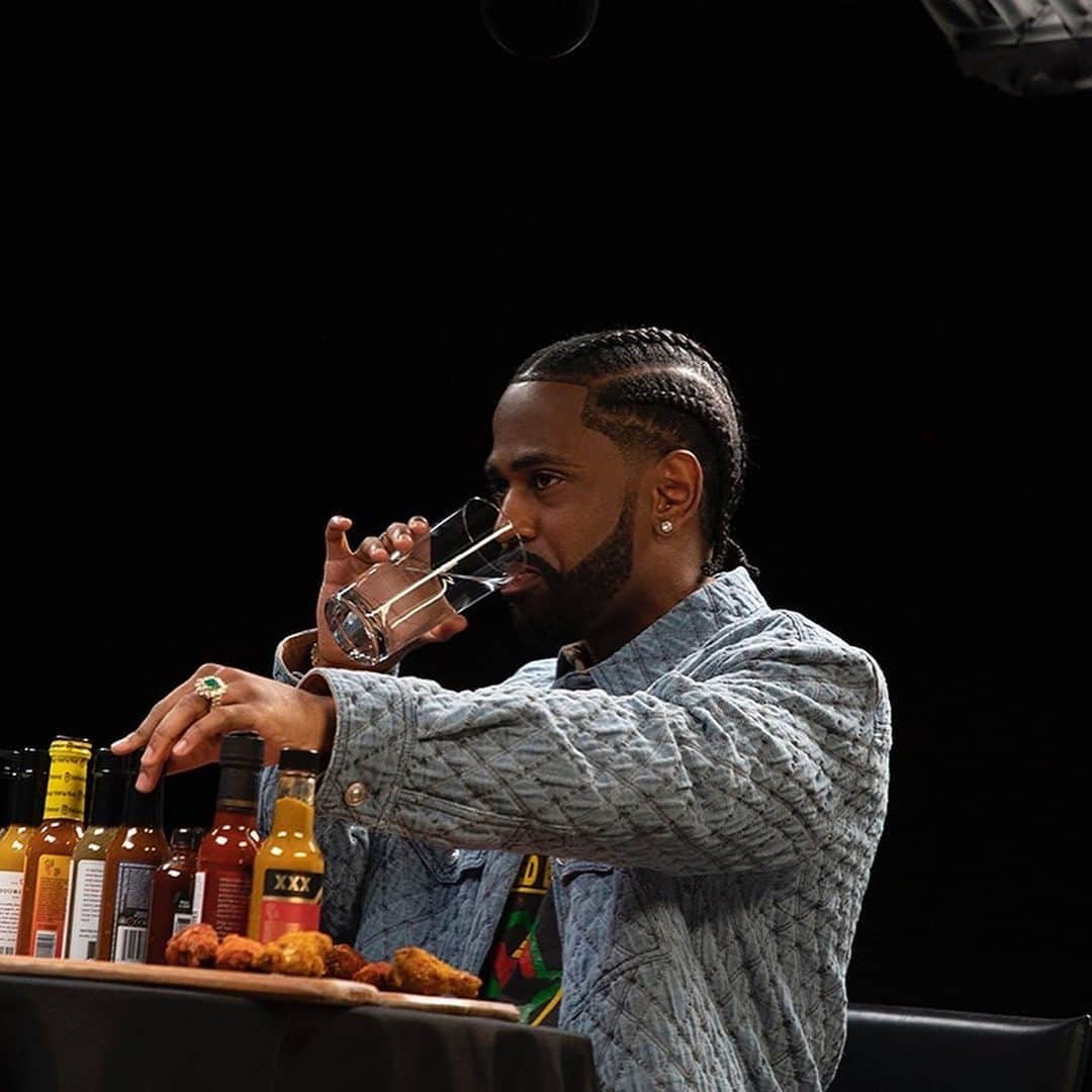 ビッグ・ショーンさんのインスタグラム写真 - (ビッグ・ショーンInstagram)「This week on Hot Ones 🥵 Good quarantine content🤞🏾 Out now」3月18日 5時59分 - bigsean