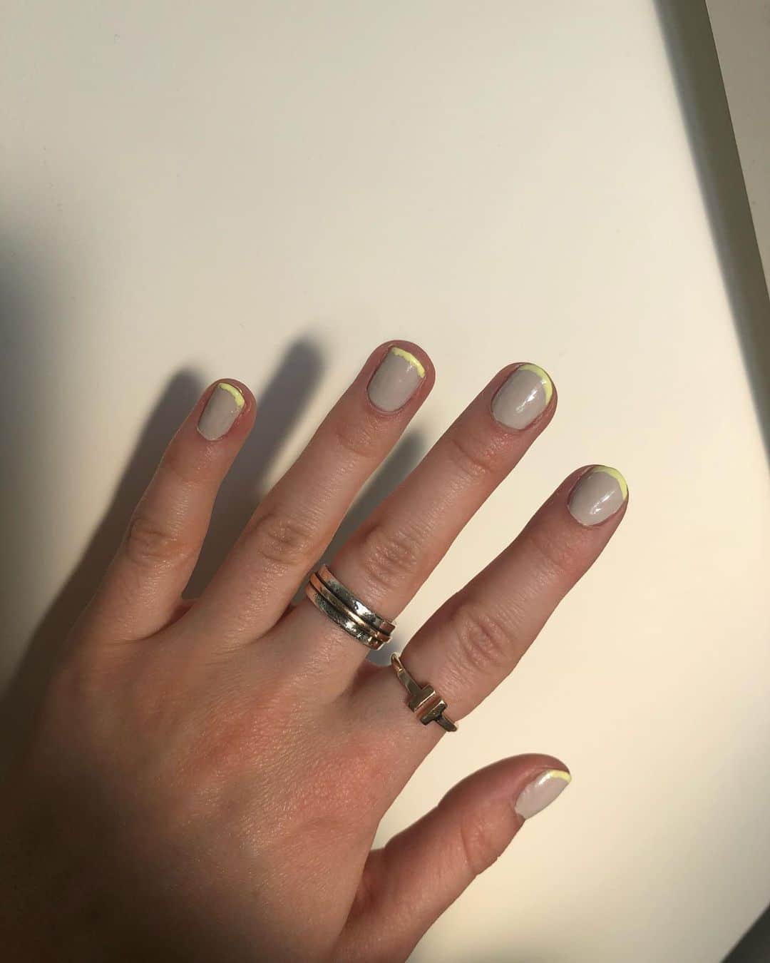 G・ハネリウスさんのインスタグラム写真 - (G・ハネリウスInstagram)「sharing this easy at home nail tutorial using new @gpolishofficial shades on my story! 💗 hope painting your nails can be nice distraction from the anxiety of the world right now. 💅🏻」3月18日 6時07分 - ghannelius
