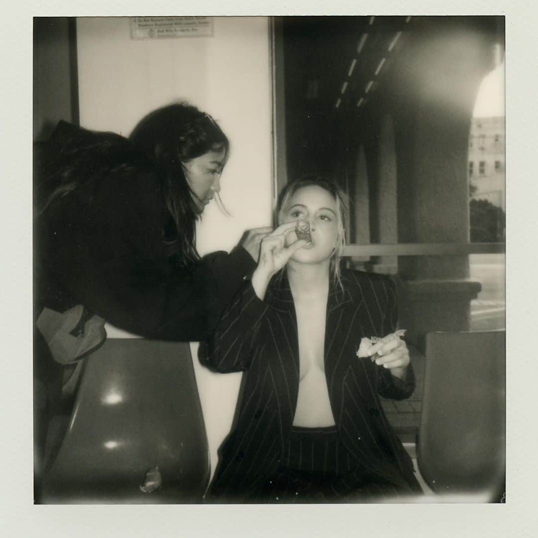 ビー・ミラーさんのインスタグラム写真 - (ビー・ミラーInstagram)「doing a tits out photo shoot in a public laundromat during peak hours requires tequila」3月18日 6時27分 - beamiller