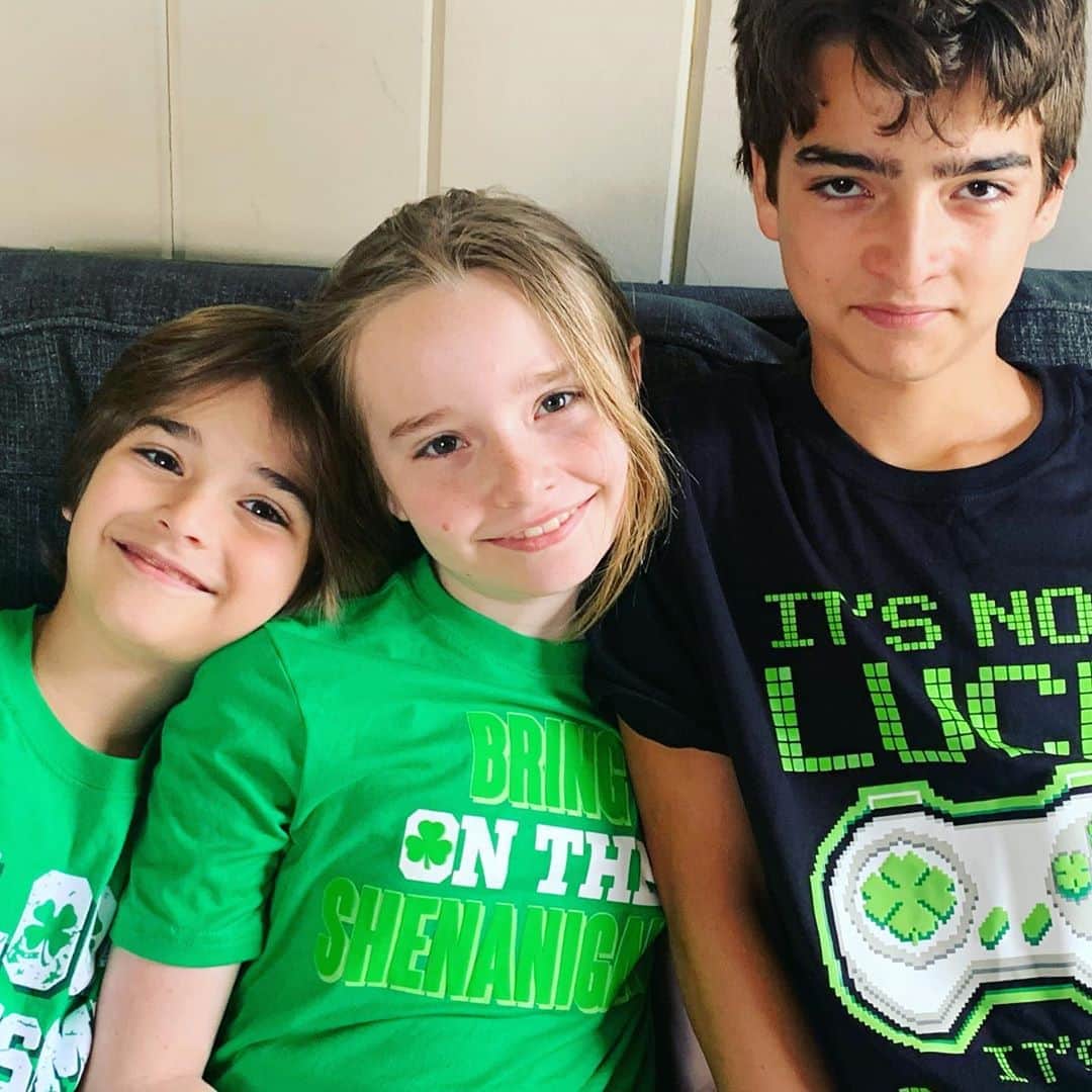 イライアス・ハーガーさんのインスタグラム写真 - (イライアス・ハーガーInstagram)「When you’re stuck at home with your siblings for days on end because . . . Coronavirus. Happy St. Paddy’s Day. #stpatricksday2020 #thenewnormal #i❤️mysiblings」3月18日 6時31分 - eliasharger