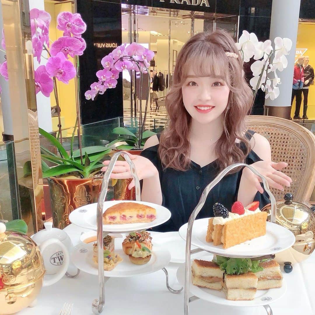 のインスタグラム：「♡ ☕️💕🍰🍴✨ . . 今回のシンガポール旅行で感動したのが @twgteaofficial のアフタヌーンティー🥺❤️ 紅茶はもちろんやけど、ケーキも サンドウィッチも全部最強に美味しくて✨ (たまに「数増し用やなこれ」って感じの1品 あったりするところ多くない？😰) 今まで日本でもアフタヌーンティー何回か 行ったことあるけど、ダントツで美味しすぎて 滞在中もっかい行きたいレベルやった🌈💕 . . 一食をこれにしてでも絶対行くべき❣️ . . . . . #TWG #アフタヌーンティー #TWGtea #シンガポール旅行 #シンガポール #カフェ巡り #シンガポールカフェ #マリーナベイサンズ　#アフタヌーンティーセット  #シンガポール韓国 #海外旅行 #旅行大好き #ソラtrip #女子旅 #タビジョ #旅行好きな人と繋がりたい #リゾートホテル #genic_singapore #tabijyomap_singapore」