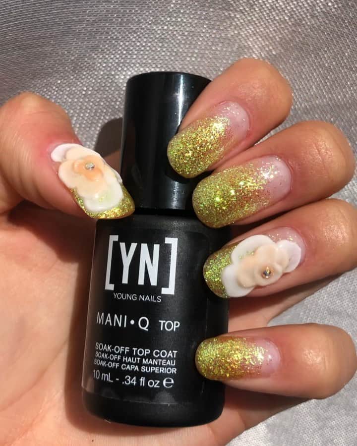ケリーアンのインスタグラム：「Lemonade nails🍋 to ➡︎ 3D flower nails!🌼💅🏼✨ #gelnails #acrilicnails #3dnails #nailart #ジェルネイル #3dネイル "Practice makes perfect!" 日々練習中〜最近は3Dネイルのいろんなフラワーデザインの練習にハマってる🌼💐🌸🌺🌹」