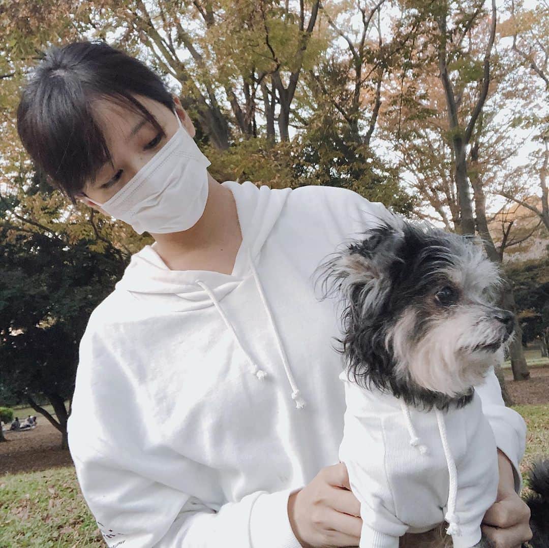 神室舞衣のインスタグラム：「けっこう前の写真になるけど、 ペアルック。 もちろん他の子🐶達もペアルックスタイルです。 swipe👉わん服は背中、人服は腕にお揃いのデザイン。可愛い〜😍❤️」