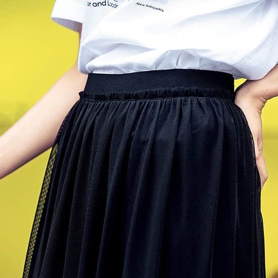 STORY公式さんのインスタグラム写真 - (STORY公式Instagram)「. 高垣麗子さんが着ているこの STORYオリジナルブランド 「SecretTrophy（シークレットトロフィー）」 @secrettrophyのスカートは、 写真のプリーツスカートの面と 部分レーススカートになる面の 表裏の両方で着られる2Wayデザイン✨✨ 休日のオススメの着方は、こんなパーカ合わせ😍 女っぽいスカートに、パーカを合わせれば、 こんな程よいカジュアルスタイルが完成❣️ 難しい小物合わせも必要なく、 誰でも簡単にできるワンツーコーデなんです。 ウエストはゴム使用なので、 アクティブな休日でもラクチン、 もう少し季節が進んだら、2枚目の 写真みたく、Tシャツ合わせも可愛い✨✨ （↔️スワイプしてお確かめください） 合わせるトップスを選ばないから、 長い期間、ずっと着られるスカート！ その上2Wayデザインで、色々な着こなしを 楽しめる、ご注目くださいねー❗️ . @secrettrophy⇦こちらから購入できます . 撮影／倉本ゴリ(モデル) 　清藤直樹(静物) #シークレットトロフィー #シートロ #secrettrophy #2WAYスカート #プリーツスカート #レース使い #40代ファッション #レーススカート #プリーツ  #パーカ #パーカコーデ #STORY4月号 #Tシャツ #Tシャツコーデ」3月18日 12時07分 - story_love40
