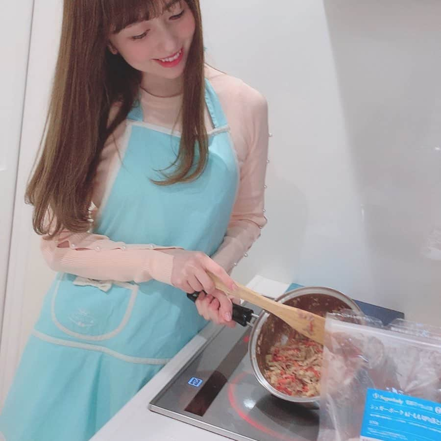 早川愛さんのインスタグラム写真 - (早川愛Instagram)「cooking🍳﻿ ﻿ 今夜は何たべたい⁉️ ﻿ ﻿ 私はなにをつくってるか分かるかなぁ❓﻿ ﻿ ﻿ ﻿ ﻿ 正解はこちらっ😉﻿ ☑︎シュガーポークの青椒肉絲﻿ ☑︎たっぷり野菜の中華肉団子﻿ ☑︎味付けビーフン﻿ ﻿ シュガーポークの薄切りの豚さんでチンジャオロースを作ったからちょっと様子がおかしいけど🤣おいしくできたよ😋他はチンしただけ😜﻿ ﻿ お馴染み @sugarlady_official で頼んだものだよ💛💛💛 ﻿ ﻿ ﻿ 最近コロナの影響で﻿ 人がたくさんいそうな場所をなるべく避けているので、スーパーはなるべく行かずに冷凍食品の宅配に頼ってます💚💚💚 ﻿ ﻿ シュガーレディは無添加で安心安全で美味しくて時短にもなるよ😉﻿ ﻿ ﻿ ﻿ ﻿ #シュガーレディ #sugarlady #無添加 #食品宅配 #安心安全 #PR #ストックおかず #ストック買い #時短料理 #手料理 #青椒肉絲 #チンジャオロース﻿」3月18日 6時55分 - megumegu_1006