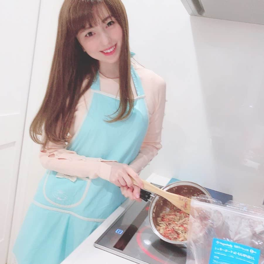 早川愛さんのインスタグラム写真 - (早川愛Instagram)「cooking🍳﻿ ﻿ 今夜は何たべたい⁉️ ﻿ ﻿ 私はなにをつくってるか分かるかなぁ❓﻿ ﻿ ﻿ ﻿ ﻿ 正解はこちらっ😉﻿ ☑︎シュガーポークの青椒肉絲﻿ ☑︎たっぷり野菜の中華肉団子﻿ ☑︎味付けビーフン﻿ ﻿ シュガーポークの薄切りの豚さんでチンジャオロースを作ったからちょっと様子がおかしいけど🤣おいしくできたよ😋他はチンしただけ😜﻿ ﻿ お馴染み @sugarlady_official で頼んだものだよ💛💛💛 ﻿ ﻿ ﻿ 最近コロナの影響で﻿ 人がたくさんいそうな場所をなるべく避けているので、スーパーはなるべく行かずに冷凍食品の宅配に頼ってます💚💚💚 ﻿ ﻿ シュガーレディは無添加で安心安全で美味しくて時短にもなるよ😉﻿ ﻿ ﻿ ﻿ ﻿ #シュガーレディ #sugarlady #無添加 #食品宅配 #安心安全 #PR #ストックおかず #ストック買い #時短料理 #手料理 #青椒肉絲 #チンジャオロース﻿」3月18日 6時55分 - megumegu_1006