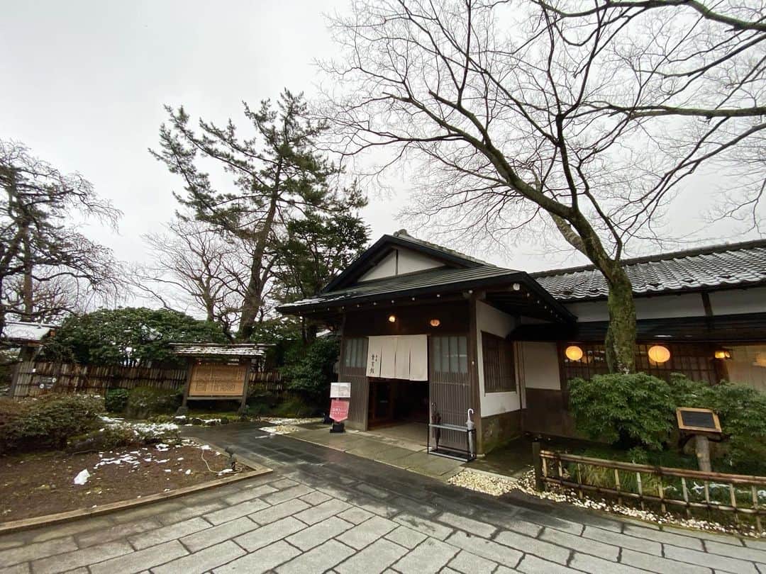 長谷川朋美さんのインスタグラム写真 - (長谷川朋美Instagram)「先日の#箱根 では、前から行ってみたかった#蕎麦貴賓館 へ✨ ・ 歴史ある建築で、素晴らしい景色と体験を させていただきました。 ・ こういうところに来ると、やはり日本は最高だな❤️と我が国を愛おしく感じます🥰 ・ 日本の素晴らしいところを、 少しでも多くの人に伝えたい。 ・ 私の発信の裏テーマでもあります🇯🇵 ・ #japanbeauty #japan #hakone #soba #蕎麦」3月18日 6時59分 - hasegawa.elena.tomomi