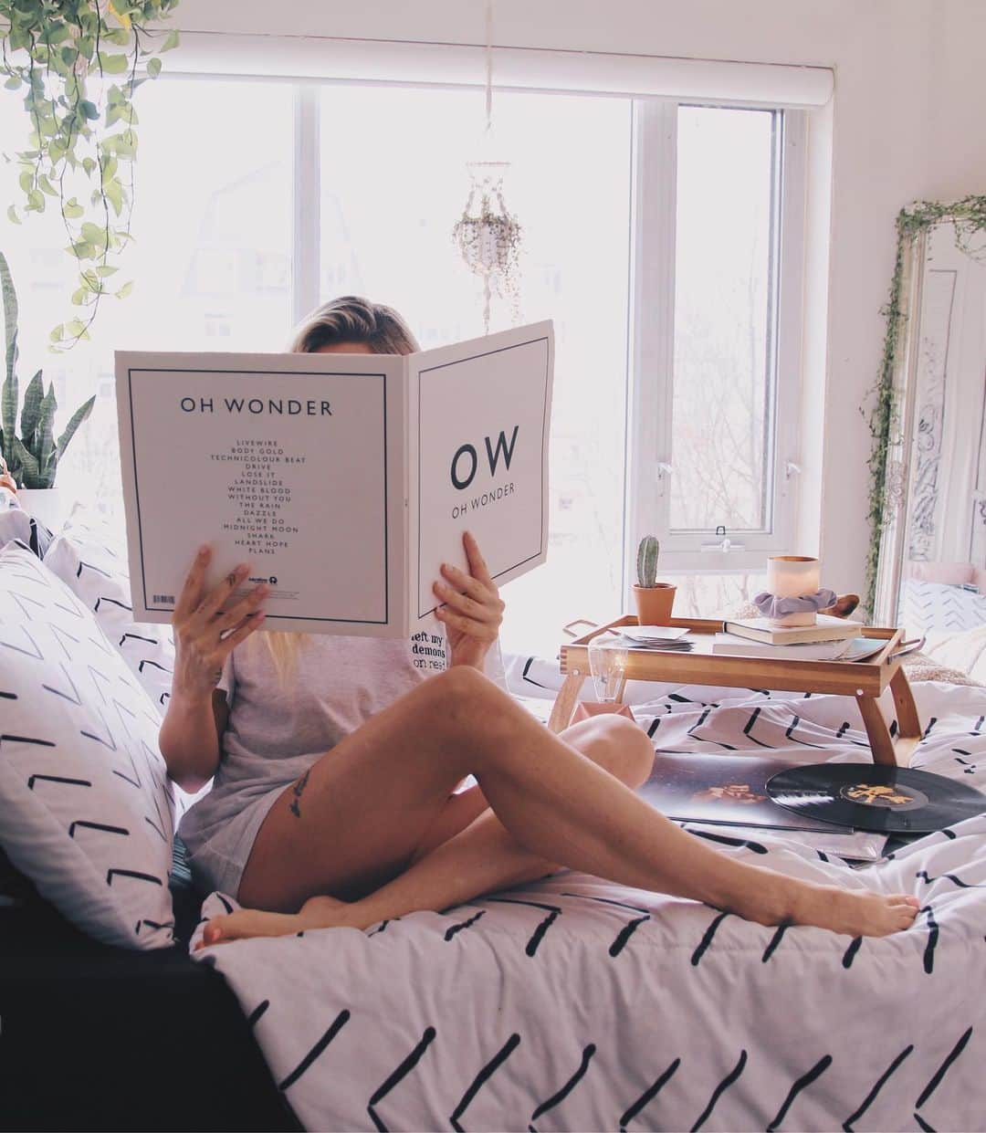 Kalyn Nicholsonのインスタグラム：「60 things to do during social-distancing and self-isolation just went up over on @allthingskoze ✨  I’m continuing the weekly vlogs so we’ll see just how many we can get to together digitally — beginning tonight with getting dolled up for a home date night with my favourite furry friend 🦊」
