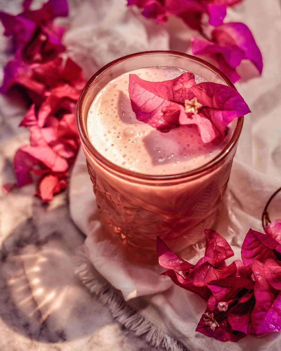 のインスタグラム：「Embracing self-isolation. I have all of my final papers due in the next two weeks, plus this forces me to cook more and to actually get creative with limited ingredients. Here are my 2 favorite vegan recipes for the week. (1) Creamy Vegan Strawberry Smoothie ~ Blend together 1 13.5oz can of coconut cream, 1 frozen banana, 2 cups frozen strawberries. (2) Coconut Ceviche ~ Chop and combine the flesh of 1 young Thai coconut, 1.5 cups of heirloom tomatoes, 1/2 cup of purple cabbage, 1 jalapeño (seeded), 1 small mango, 1 cup of radishes, 1/2 cup of fresh cilantro, and 2 avocados. Dress with fresh lemon and lime juice. Salt and pepper to taste.」