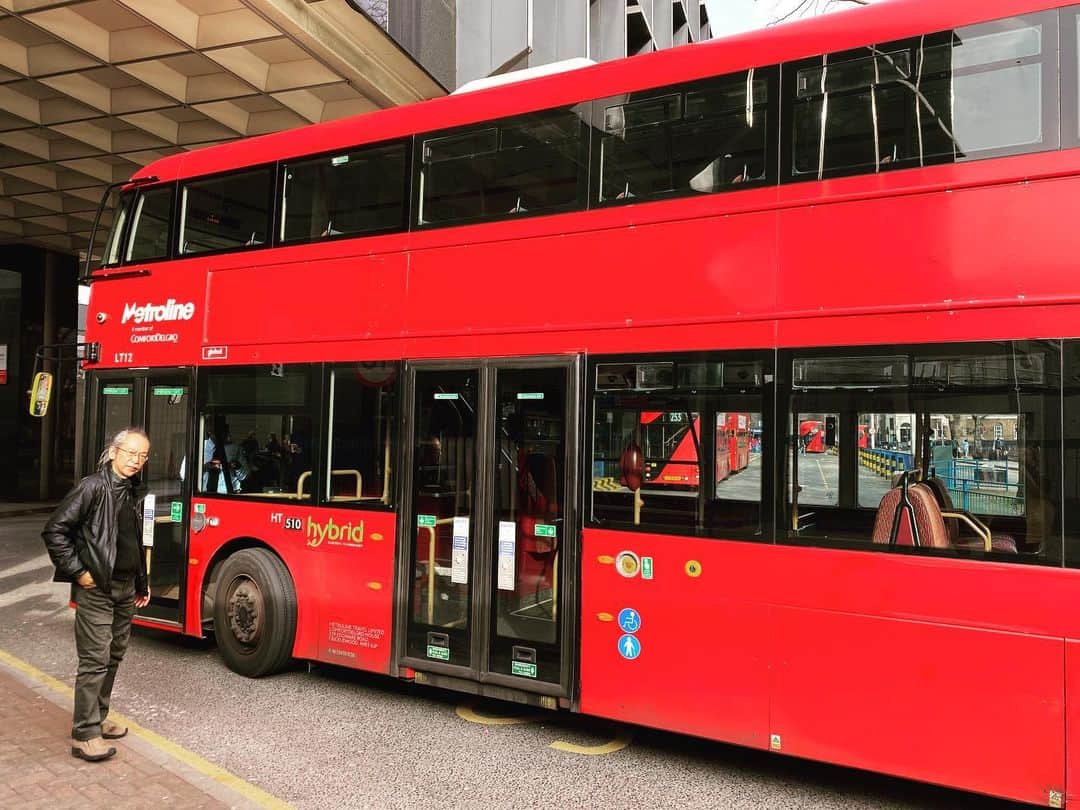人間椅子さんのインスタグラム写真 - (人間椅子Instagram)「2020/02/22  #ロンドンにて #2階建てバス #doubledeckerbushouse #ningenisu  #ロンドン観光🇬🇧 #doubledecker #ロンドンバス🇬🇧」3月18日 7時29分 - ningen_isu