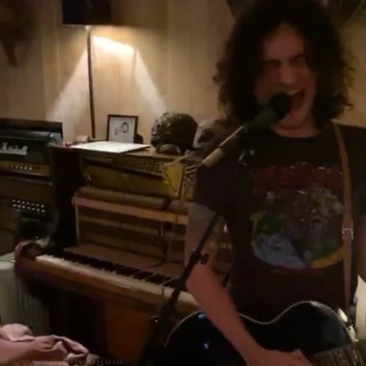 カロリーヌ・ド・メグレのインスタグラム：「STAY THE FUNK HOME! 10.30pm every night (French time) Live Session with @victor.mechanick & @yarolpoupaud from our house! We are confined together, we jam together. Live on Instagram! ❤️❤️❤️ #StayTheFunkHome」