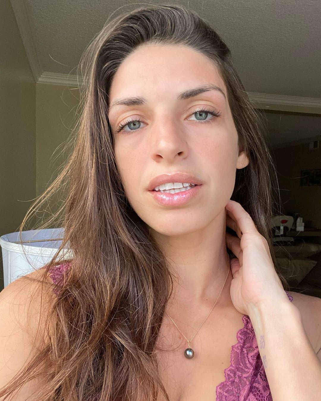 マッケンジー・ダーンのインスタグラム：「🌸 Pode até não ter visão pro mar Mas prometo que nós toca o céu 🌸」