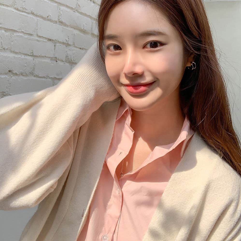 Chuuのインスタグラム：「아이보리와 핑크의 만냠,,!💕보들보들하고 넘 예쁜 가디건이 많이 업뎃되어써요!🤔✨」