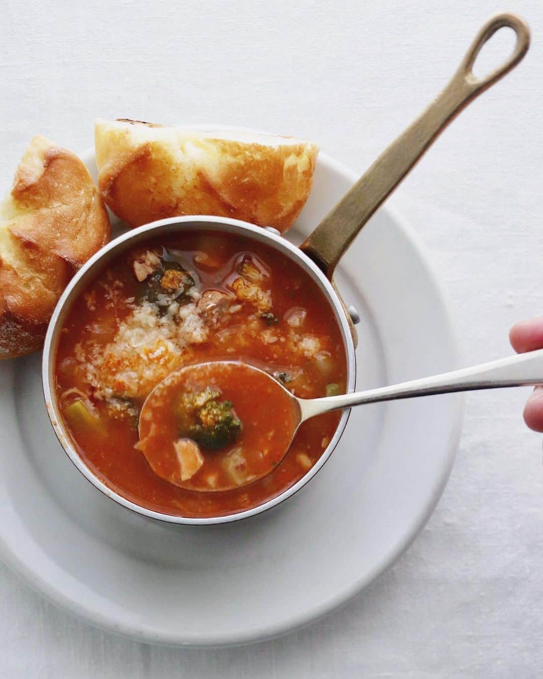 樋口正樹さんのインスタグラム写真 - (樋口正樹Instagram)「Soup & Bread . 朝のスープとパン。 半端な野菜を集め けっこう具沢山な ミネストローネに。 . . #ミネストローネ #朝スープ #パンとスープ #minestrone #soup #soupandbread #vegetablesoup #zuppa #soupe #ballarini #ballarini_jp」3月18日 8時00分 - higuccini