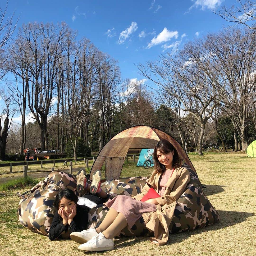 筧沙奈恵さんのインスタグラム写真 - (筧沙奈恵Instagram)「家族で小金井公園へ🌱 ・ エアソファーと　@nolcorporation_pr のテント持参で、芝生でゆっくりしたり、ボールで遊んだり😌 ・ 途中で4枚めのような謎の遊びをしたり（笑）夕方までたっぷり遊びました✨ ・ #小金井公園　#koganeipark #ピクニック　#picnic #テント　#エアソファー　#park #子連れお出かけ」3月18日 8時12分 - sanaekakei