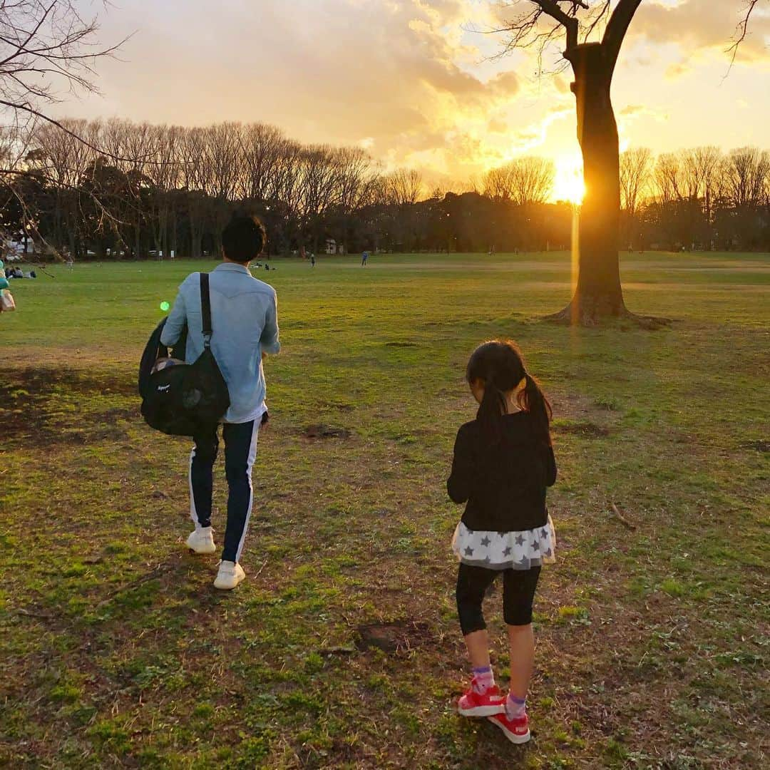 筧沙奈恵さんのインスタグラム写真 - (筧沙奈恵Instagram)「家族で小金井公園へ🌱 ・ エアソファーと　@nolcorporation_pr のテント持参で、芝生でゆっくりしたり、ボールで遊んだり😌 ・ 途中で4枚めのような謎の遊びをしたり（笑）夕方までたっぷり遊びました✨ ・ #小金井公園　#koganeipark #ピクニック　#picnic #テント　#エアソファー　#park #子連れお出かけ」3月18日 8時12分 - sanaekakei