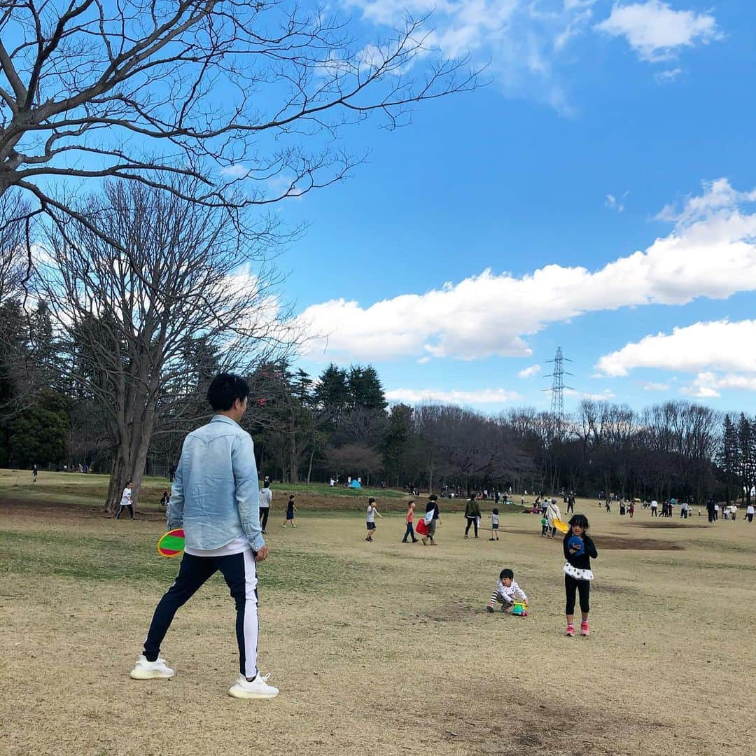 筧沙奈恵さんのインスタグラム写真 - (筧沙奈恵Instagram)「家族で小金井公園へ🌱 ・ エアソファーと　@nolcorporation_pr のテント持参で、芝生でゆっくりしたり、ボールで遊んだり😌 ・ 途中で4枚めのような謎の遊びをしたり（笑）夕方までたっぷり遊びました✨ ・ #小金井公園　#koganeipark #ピクニック　#picnic #テント　#エアソファー　#park #子連れお出かけ」3月18日 8時12分 - sanaekakei