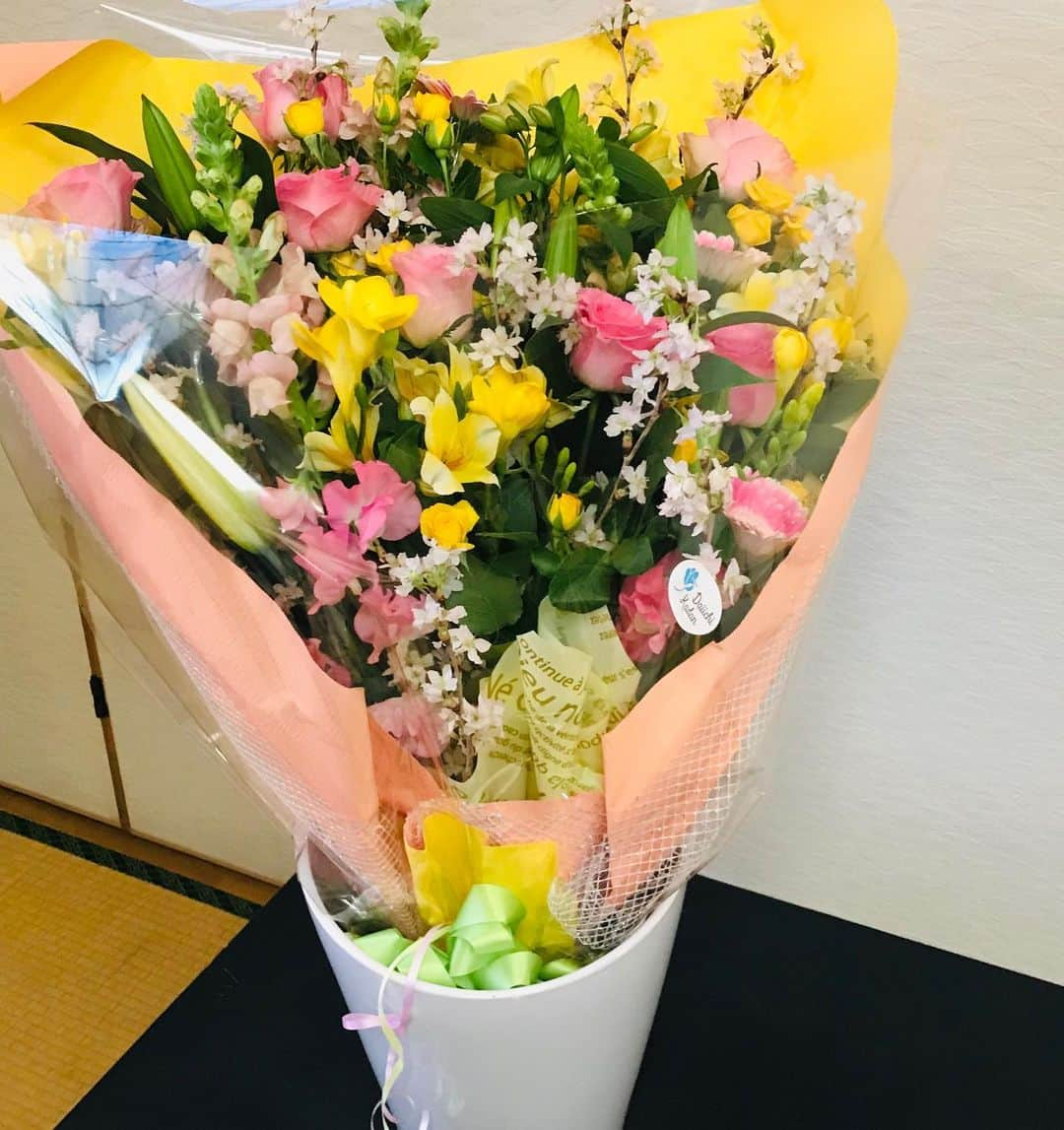 尾木直樹さんのインスタグラム写真 - (尾木直樹Instagram)「JAさんから大きな花束💐💐戴きました！！コロナショックでイベント等がなくなってお花農家は大変にーーみんなでお花買って少しでも元気になりたいですね - #お花 #JA #卒業式 #送別会 #イベント中止 #お花農家 #お花屋さん #応援したい #切り花 #花束もらった 💐 #こんな時だからこそ #おうち に#飾ろう #元気が出る #花束💐」3月18日 8時05分 - oginaoki_ogimama