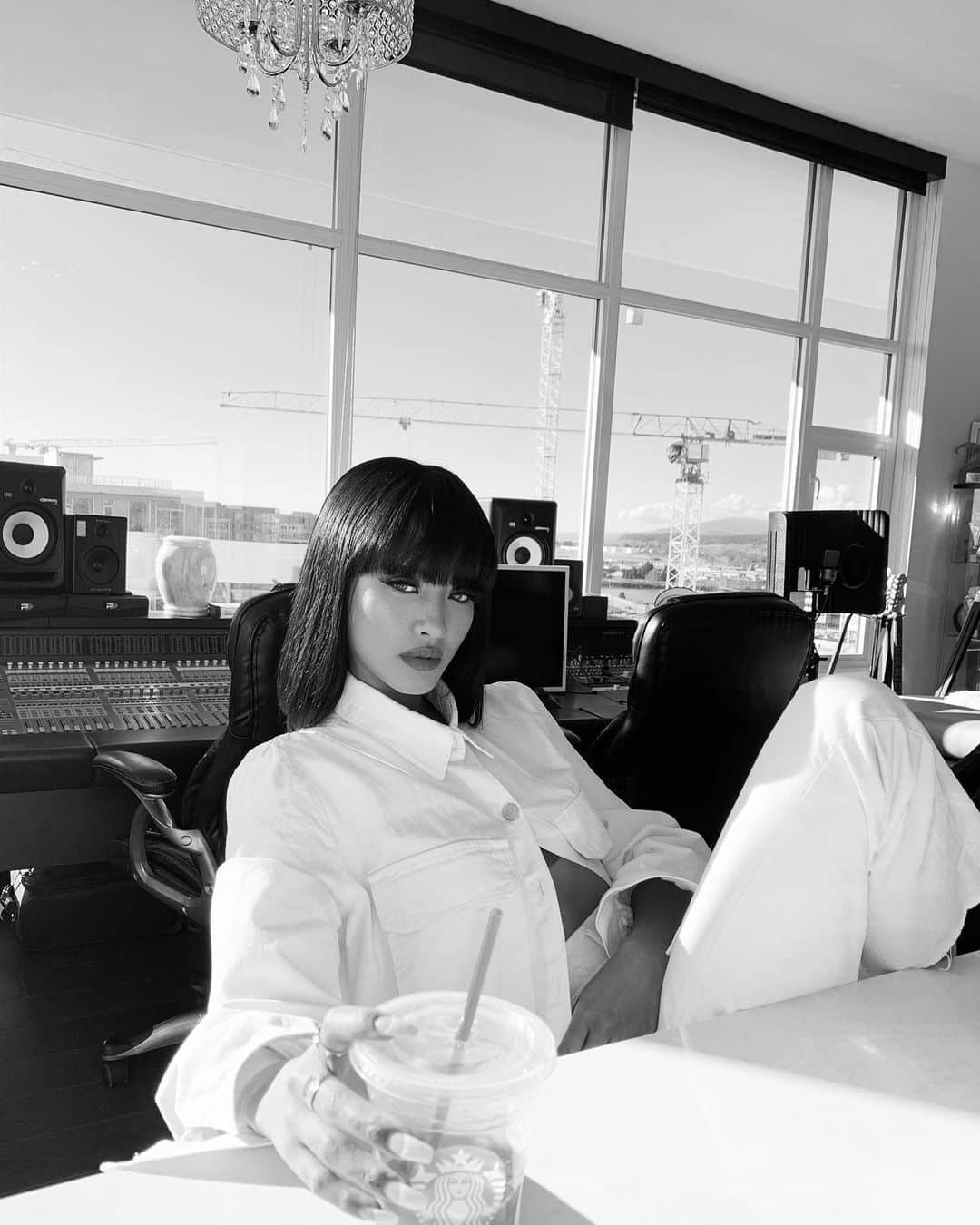 のインスタグラム：「patiently waiting.. 🤍」