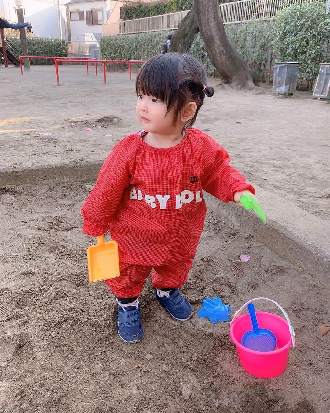 大知めぐみさんのインスタグラム写真 - (大知めぐみInstagram)「#公園へ #ダイソーで購入  #お砂場セット 💕 . 砂場で遊んだり、滑り台やブランコ、遊具に乗って、娘の笑顔に癒されました( *¯ ꒳¯*)💕 . #遊具 #自分で揺れるの #可愛い 🤣💕 . . . . #砂場遊び #1歳4ヶ月 #公園遊び  #女の子ママ #女の子ベビー #新米ママ #新米ママと繋がりたい #新米ママさんと繋がりたい #初育児 #instagood #instalike #followｍe #baby#instadaily」3月18日 8時14分 - megmeg0715