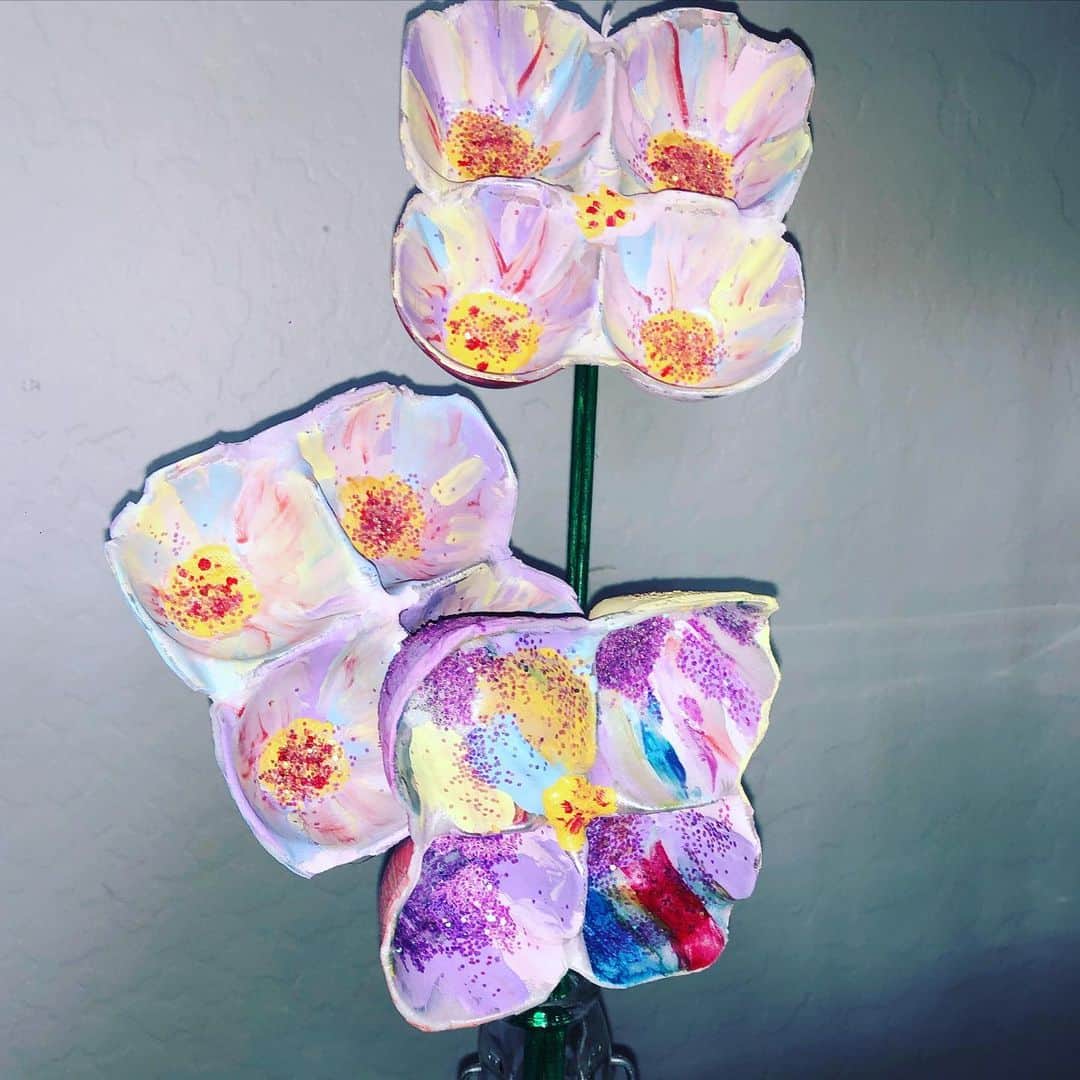 ジェシカ・ゾアのインスタグラム：「Indoor arts & crafts ... joining @laurenpaul8 🌸💜🌸💜 creativity is 🔑:)This was done by Lexi, 4, AZ 💜egg cartons...glitter...🎨 we call this Flower Shells:) In a time where everything seems grey & fragile we need some color & support!🐰🤍🌸🎨」