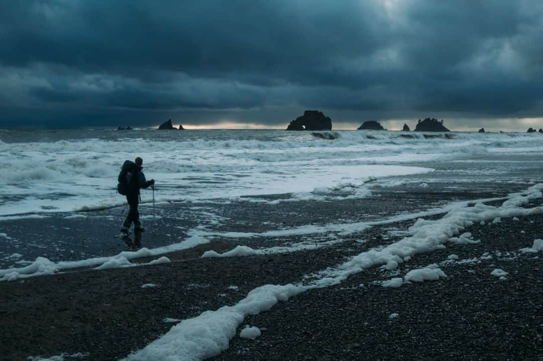 National Geographic Travelさんのインスタグラム写真 - (National Geographic TravelInstagram)「Photo by @steven_gnam | Sea foam marks the path during a stormy winter hike along the Olympic Coast, Washington. #backpack #coast」3月18日 9時04分 - natgeotravel