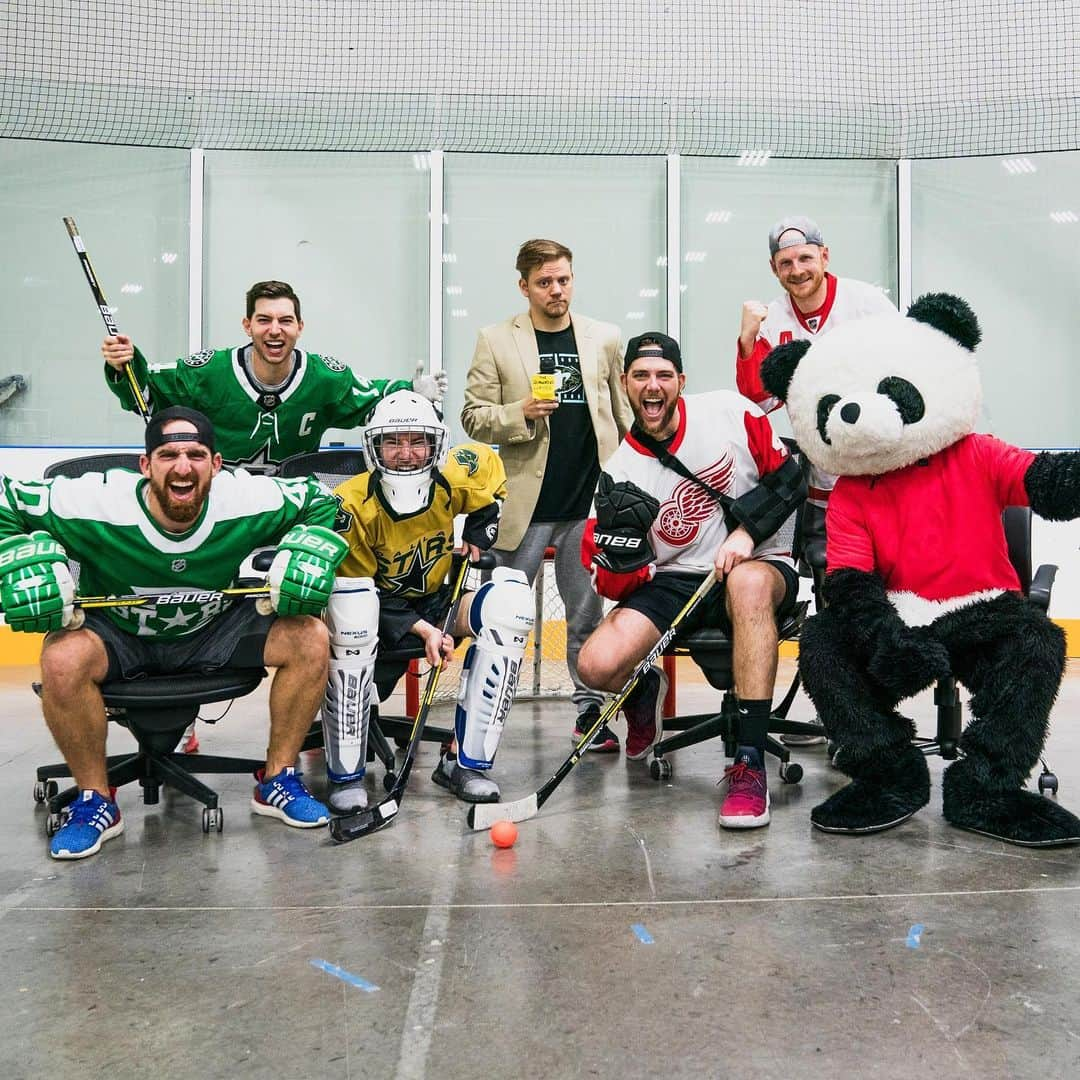 Dude Perfectさんのインスタグラム写真 - (Dude PerfectInstagram)「NIGHT 2 of #TheQuarantineClassic is LIVE! 🥅 🏒 || Teams are set, competition is ready... let the Roller Chair Hockey action begin! COMMENT WHO WINS.  LIVE NOW at the link in our bio!」3月18日 9時00分 - dudeperfect