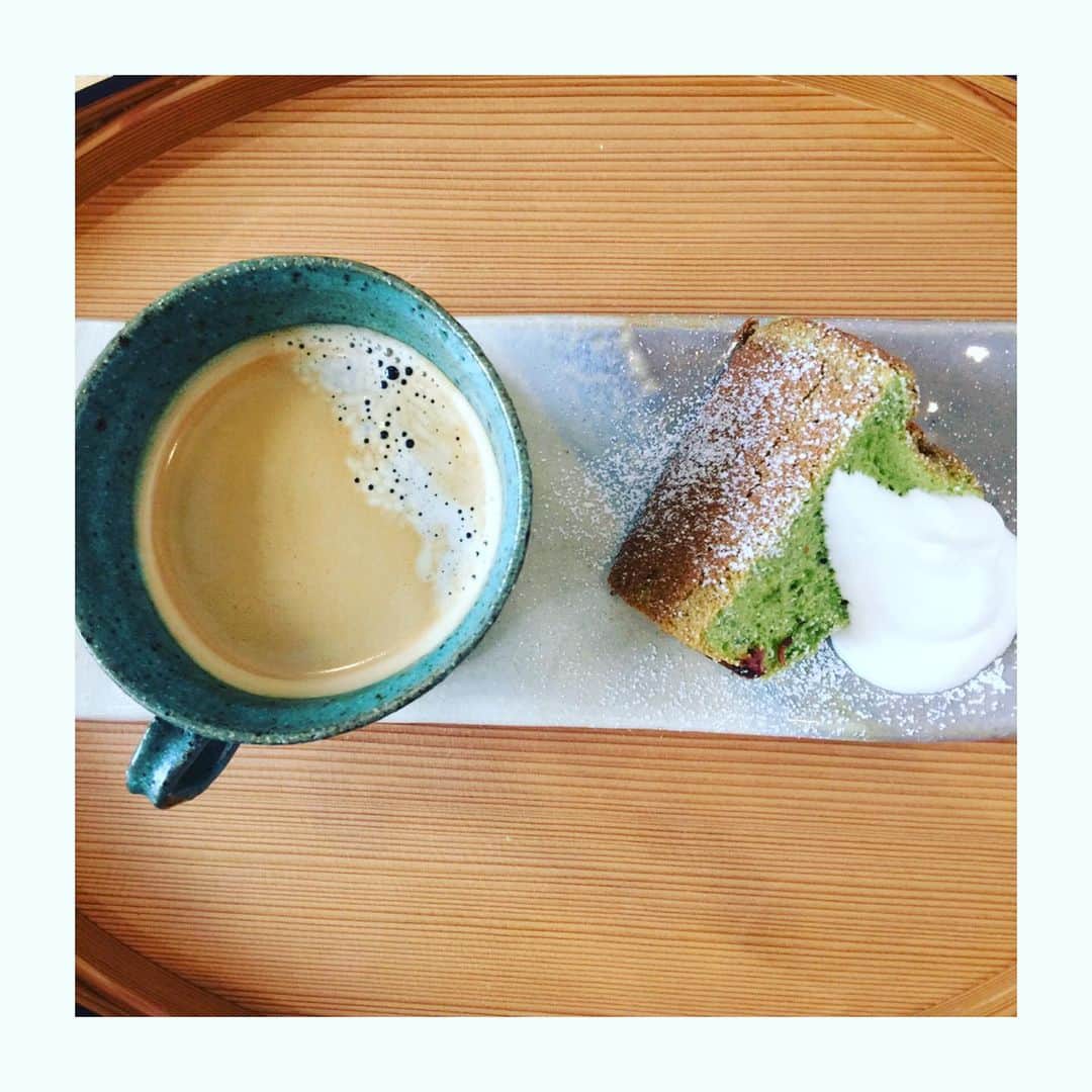 勝恵子さんのインスタグラム写真 - (勝恵子Instagram)「確定申告をすませて、 そのままウォーキング。晴れて気持ちが良いです。運動不足になりがちなので、ウォーキングくらいは🚶🏼‍♀️でも、結局一息つきたくて、カフェと抹茶と桜のシフォンケーキ🌸 ふわふわのシフォンケーキ桜🌸🌸 #instadaily  #cafe  #tokyomorning ＃シフォンケーキ  #instacafe」3月18日 9時04分 - keiko.katsu