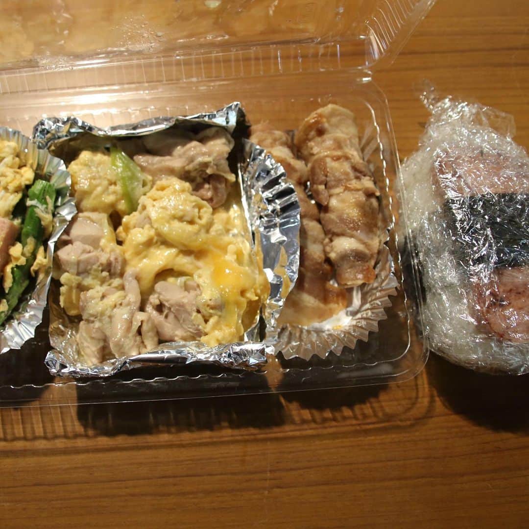 日本相撲協会さんのインスタグラム写真 - (日本相撲協会Instagram)「力士の手作り弁当🍴﻿ ﻿ 今場所は外出できないため、持参してお昼ご飯を食べています☺️ ﻿ ①﻿ 錣山部屋の天(あまね)は、部屋の呼出し・節男が作った和牛ローストビーフ丼。﻿ ローストビーフも手作りで、ご飯はバターライス。魚が苦手な天のためのにお肉メインで作ったそうです。﻿ ﻿ ②﻿ 立浪部屋の瑞光は、部屋の兄弟子・華吹がつくった可愛いお弁当。﻿ ご飯でできたウサギとクマに、ひよの山とくまモンの布団がかかっています。﻿ ﻿ ③﻿ スパムおにぎりを食べる、陸奥部屋の大村。兄弟子の鋼が作った鶏肉の卵とじ、肉巻きアスパラなどのお弁当。﻿ ﻿ ④﻿ 大嶽部屋の坂井。部屋のちゃんこで余ったおかずと、自分で焼いた卵焼きを詰めてきたそうです。﻿ ﻿ ⑤﻿ 高砂部屋の朝東は、大子錦が作った唐揚げ、角煮などお肉メインのお弁当を持ってきました。出来たてを持ってきたそうです。﻿ ﻿  @sumokyokai  #sumo  #相撲  #力士 #お相撲さん #大相撲  #大阪場所  #三月場所 #春場所 #エディオンアリーナ大阪 #大阪府立体育館 #なんば  #３月 #お弁当 #弁当 #ランチ #手作り弁当#お相撲さんのお弁当 #ご飯多い #おいしそう #愛情たっぷり #キャラ弁 #キャラ弁初心者 #キャラ弁当 #ひよの山 #くまモン #弁当男子」3月18日 9時14分 - sumokyokai
