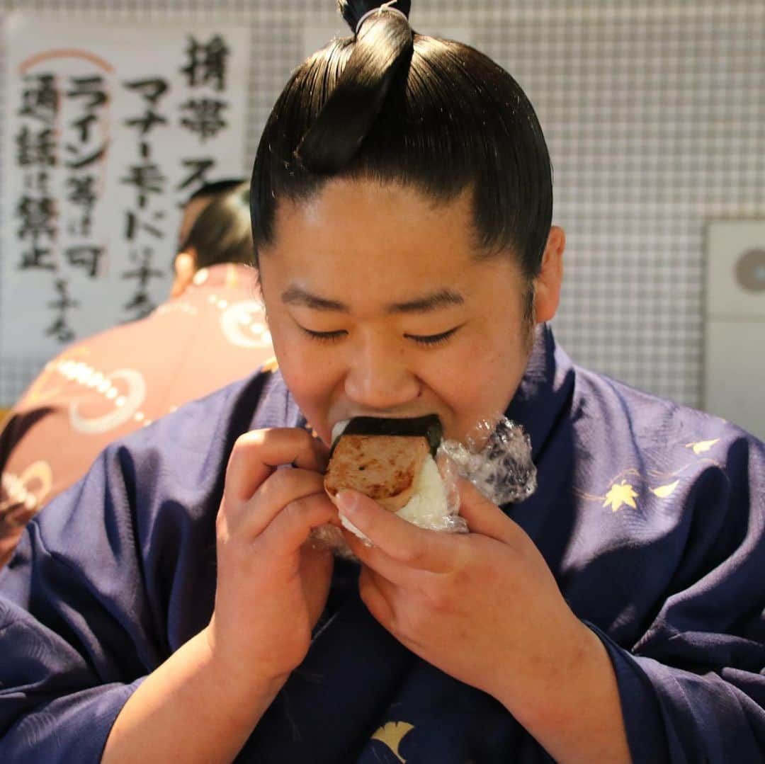 日本相撲協会さんのインスタグラム写真 - (日本相撲協会Instagram)「力士の手作り弁当🍴﻿ ﻿ 今場所は外出できないため、持参してお昼ご飯を食べています☺️ ﻿ ①﻿ 錣山部屋の天(あまね)は、部屋の呼出し・節男が作った和牛ローストビーフ丼。﻿ ローストビーフも手作りで、ご飯はバターライス。魚が苦手な天のためのにお肉メインで作ったそうです。﻿ ﻿ ②﻿ 立浪部屋の瑞光は、部屋の兄弟子・華吹がつくった可愛いお弁当。﻿ ご飯でできたウサギとクマに、ひよの山とくまモンの布団がかかっています。﻿ ﻿ ③﻿ スパムおにぎりを食べる、陸奥部屋の大村。兄弟子の鋼が作った鶏肉の卵とじ、肉巻きアスパラなどのお弁当。﻿ ﻿ ④﻿ 大嶽部屋の坂井。部屋のちゃんこで余ったおかずと、自分で焼いた卵焼きを詰めてきたそうです。﻿ ﻿ ⑤﻿ 高砂部屋の朝東は、大子錦が作った唐揚げ、角煮などお肉メインのお弁当を持ってきました。出来たてを持ってきたそうです。﻿ ﻿  @sumokyokai  #sumo  #相撲  #力士 #お相撲さん #大相撲  #大阪場所  #三月場所 #春場所 #エディオンアリーナ大阪 #大阪府立体育館 #なんば  #３月 #お弁当 #弁当 #ランチ #手作り弁当#お相撲さんのお弁当 #ご飯多い #おいしそう #愛情たっぷり #キャラ弁 #キャラ弁初心者 #キャラ弁当 #ひよの山 #くまモン #弁当男子」3月18日 9時14分 - sumokyokai