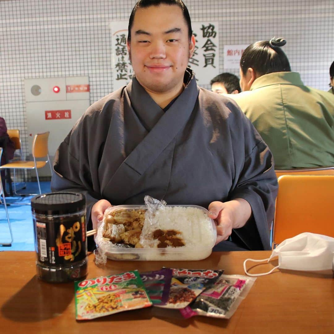 日本相撲協会さんのインスタグラム写真 - (日本相撲協会Instagram)「力士の手作り弁当🍴﻿ ﻿ 今場所は外出できないため、持参してお昼ご飯を食べています☺️ ﻿ ①﻿ 錣山部屋の天(あまね)は、部屋の呼出し・節男が作った和牛ローストビーフ丼。﻿ ローストビーフも手作りで、ご飯はバターライス。魚が苦手な天のためのにお肉メインで作ったそうです。﻿ ﻿ ②﻿ 立浪部屋の瑞光は、部屋の兄弟子・華吹がつくった可愛いお弁当。﻿ ご飯でできたウサギとクマに、ひよの山とくまモンの布団がかかっています。﻿ ﻿ ③﻿ スパムおにぎりを食べる、陸奥部屋の大村。兄弟子の鋼が作った鶏肉の卵とじ、肉巻きアスパラなどのお弁当。﻿ ﻿ ④﻿ 大嶽部屋の坂井。部屋のちゃんこで余ったおかずと、自分で焼いた卵焼きを詰めてきたそうです。﻿ ﻿ ⑤﻿ 高砂部屋の朝東は、大子錦が作った唐揚げ、角煮などお肉メインのお弁当を持ってきました。出来たてを持ってきたそうです。﻿ ﻿  @sumokyokai  #sumo  #相撲  #力士 #お相撲さん #大相撲  #大阪場所  #三月場所 #春場所 #エディオンアリーナ大阪 #大阪府立体育館 #なんば  #３月 #お弁当 #弁当 #ランチ #手作り弁当#お相撲さんのお弁当 #ご飯多い #おいしそう #愛情たっぷり #キャラ弁 #キャラ弁初心者 #キャラ弁当 #ひよの山 #くまモン #弁当男子」3月18日 9時14分 - sumokyokai