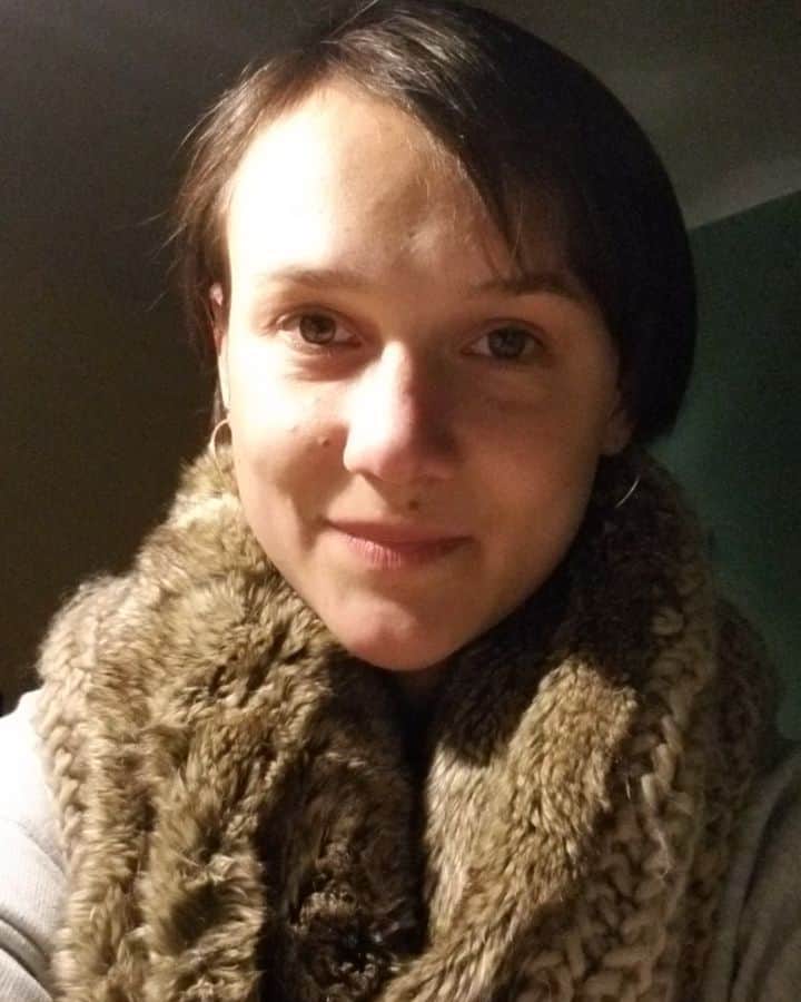 リュボーフィ・イリュシェチキナのインスタグラム：「J'utilise mon temp libre pour améliorer ma troisième langue, le français.  J'aime faire mes études.  Je les faire toute seule avec mon manuel, mes cahiers , mes stylos et l'audio. Je crois que je pourrais parler français librement.  I'm using my free time for learning and bettering my third language, which is french. I like studying.  I'm doing it all alone just with my tutorial, my copy books, pens and audio. I believe, I'll be able to speak french fluidly.  @ma.lallier #spreadtheinfonotthevirus #french #covıd19 #patinagequebec #skatecanada #patinagecanada #inspiration #studying」