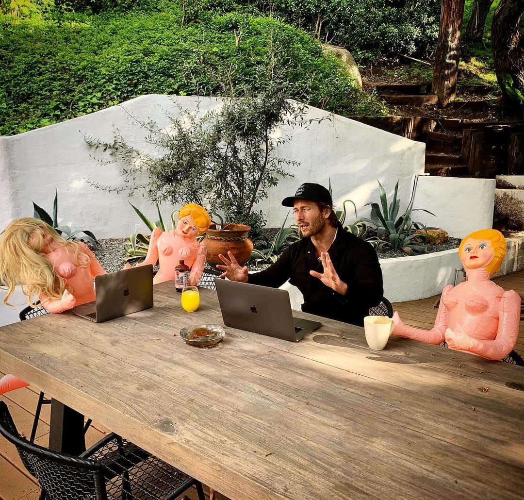 グレン・パウエルのインスタグラム：「QUARANTINE DAY FOUR And I have HUGE news, I just decided to start a production company. So glad to have Susan, Karen, and Janie on board.」