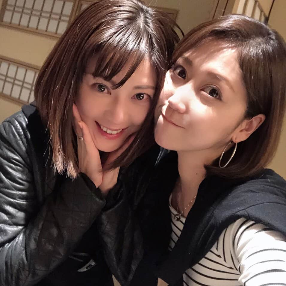 原史奈さんのインスタグラム写真 - (原史奈Instagram)「麻美ちゃんとパシャリ ゴルフ行った日だったから 花粉症で目が真っ赤💦 #花粉症 #目が真っ赤 #いつもよりまし #ジャバラ効果 #ゴルフ終わり #美女と ﻿#原史奈 #ゴルフ #ゴルフレッスン #ゴルフ女子#ゴルフ男子 #ゴルフ大好き #golf #ゴルフウエア #ゴルフコーデ #ゴルフグッズ #ゴルフ動画 #ping #ピン #ping女子 #gle2 #g410 #even #archivio #アルチビオ #cuartounited」3月18日 9時09分 - fuminahara