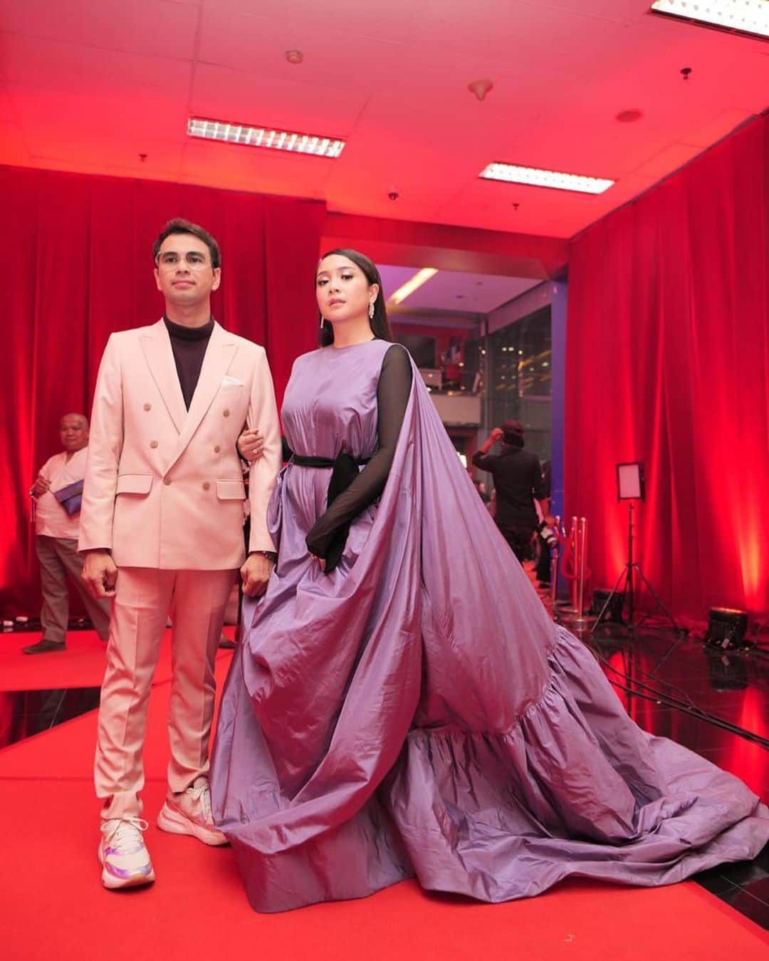 Raffi Ahmadさんのインスタグラム写真 - (Raffi AhmadInstagram)「Thank you insert fashion awards 2020  Win fashionable family. Makeup by @andychunmakeup ,hairdo @pennyhairdo ,dress by @saptodjojokartiko ,suit by @sasdesigns ,styled @wanda_haraa #wandaharaaproject 💗💜」3月18日 9時15分 - raffinagita1717