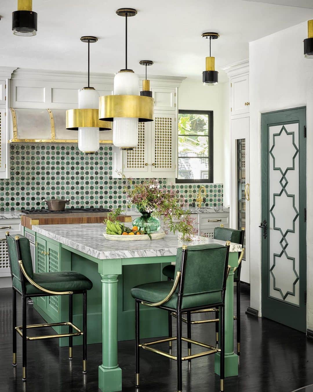 ELLE DECORさんのインスタグラム写真 - (ELLE DECORInstagram)「Happy St. Patrick's Day everyone!💚 As we celebrate the holiday from the comforts of home, might we suggest some festively-hued interior inspo?  @martynbullard's California kitchen, from the October 2019 issue, has us feeling lucky🍀Photo: @douglasfriedman #stpatricksday」3月18日 9時17分 - elledecor