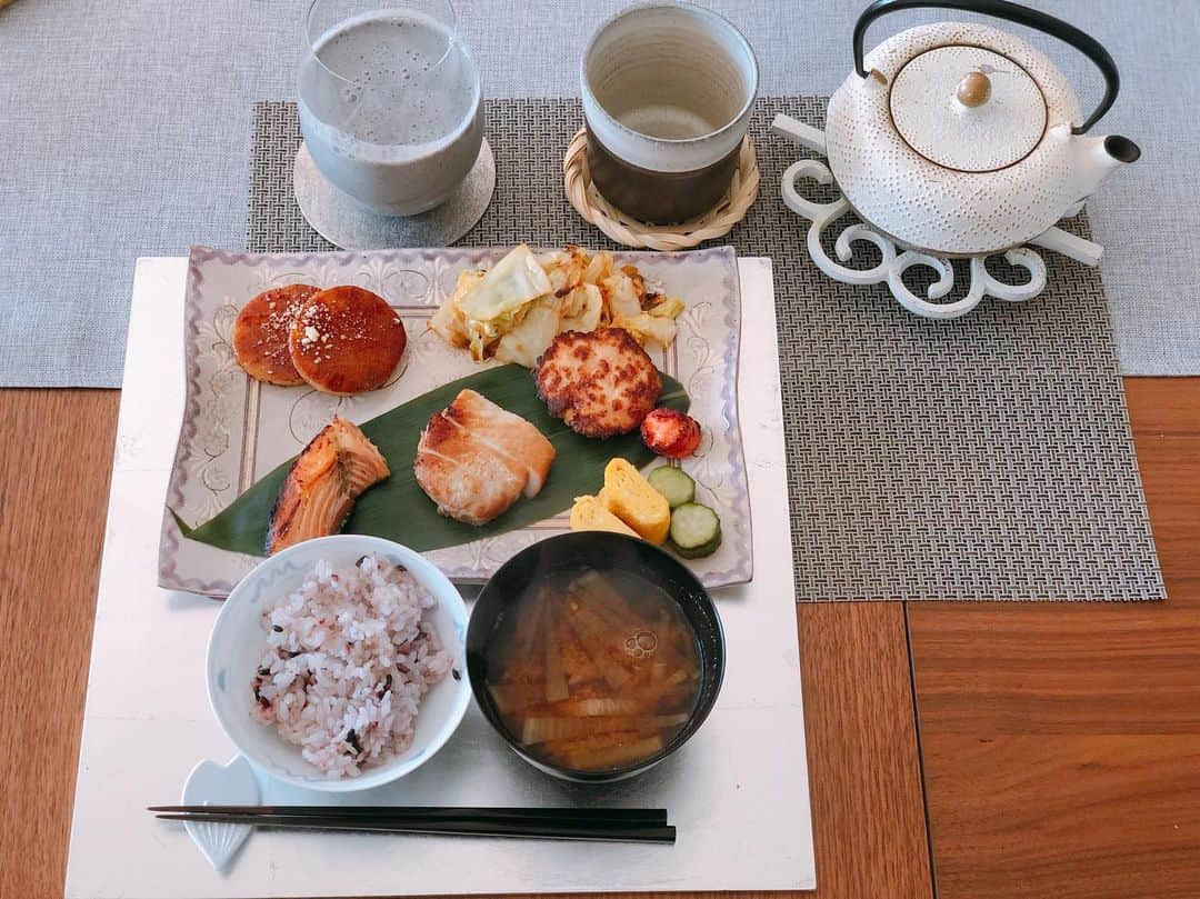 英玲奈さんのインスタグラム写真 - (英玲奈Instagram)「#今日の朝ご飯 #夫の朝ご飯 #黒米とアマランサス入りご飯  #大根の味噌汁 #鮭の塩麹漬け #豚の味噌漬け #卵焼き #長芋の照り焼き #キャベツのポン酢バター炒め #焼き明太子 #ササミ明太子焼き  #自家製胡瓜の糠漬け #豆乳スムージー #ていねいな暮らし #季節を感じる暮らし#からだにいいこと #からだにやさしいごはん #おうちごはん#夫の健康守りたい#10年後の健康の為に#無添加#無化調#オーガニック#低gi #美腸活#趣味生活#料理家#erenakitchen」3月18日 9時30分 - erena_erenyan